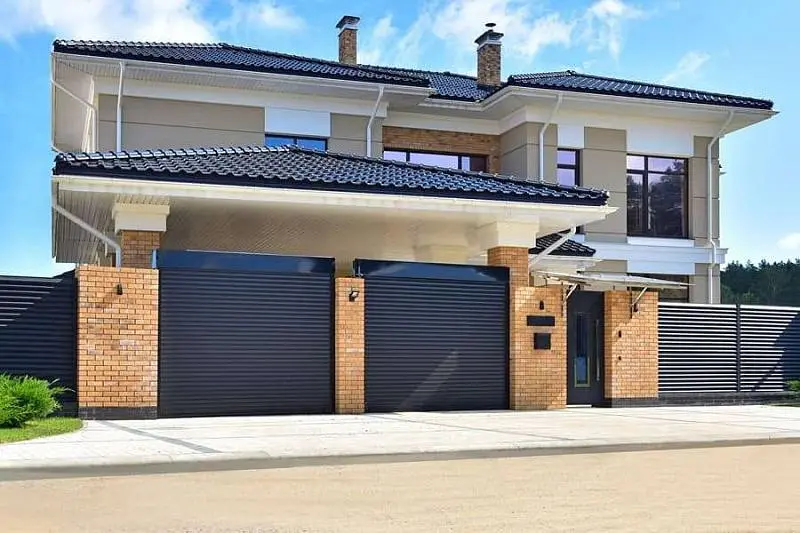 Рулонные ворота с забором в едином стиле